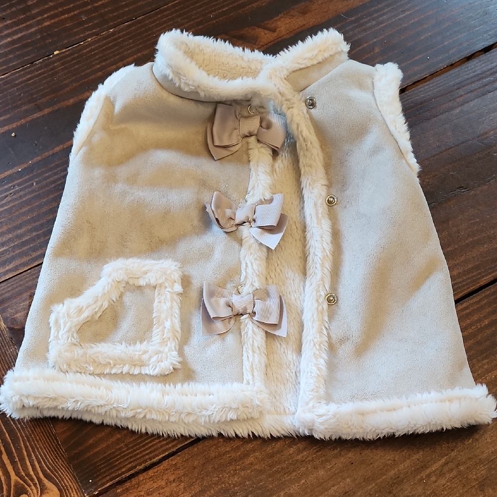 ✨️SOLD✨️ Maggie & Zoe Cream Faux Fur Vest with Bow Accents